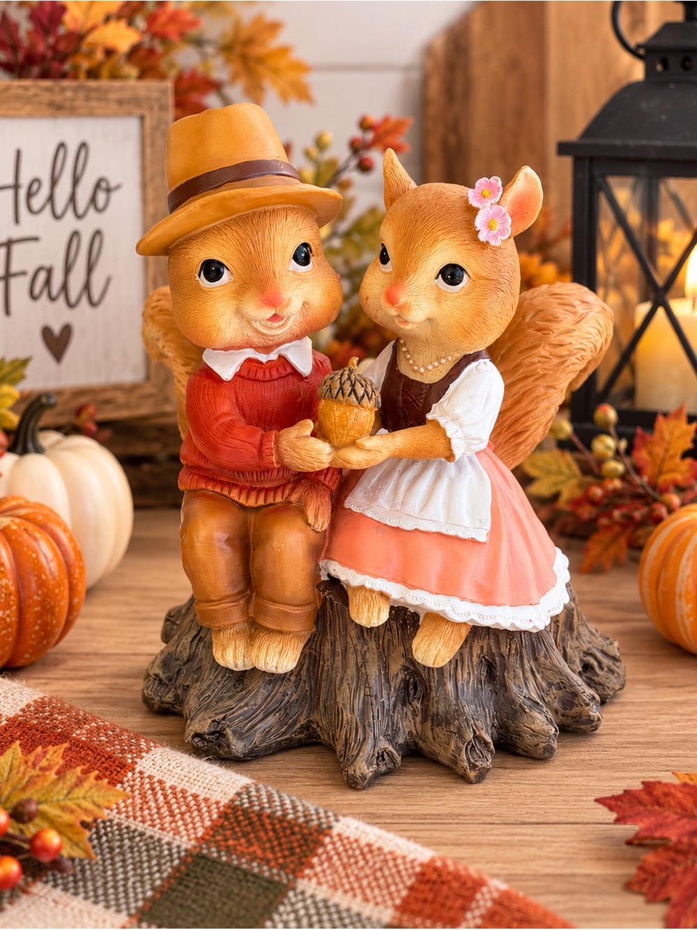 Adorable Fall Squirrel Couple Figurine Holding Acorn – Harvest Thanksgiving Déco